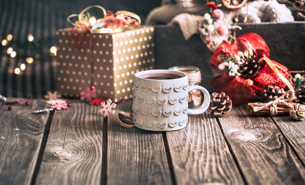 Glühwein in een beker op een houten tafel