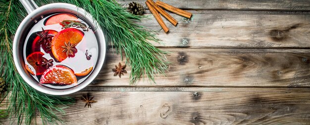 Glühwein in een pot kruiden