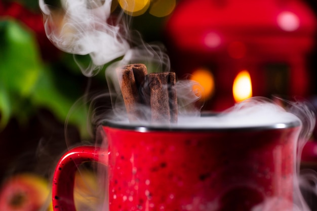 Glühwein in een rode mok op de herfsttafel