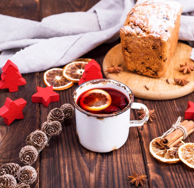 Glühwein in een witte ijzermok