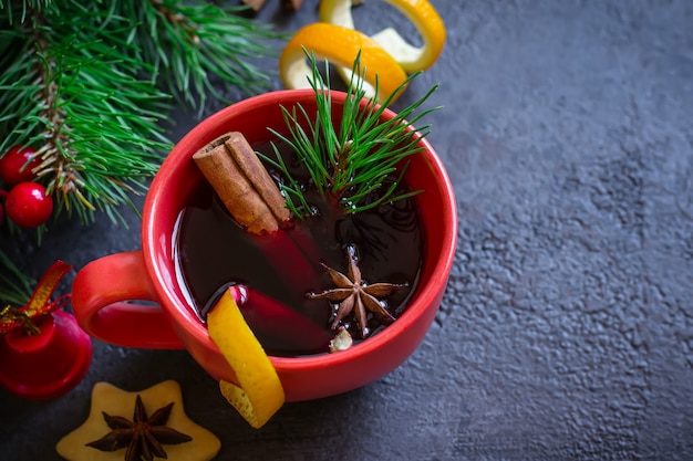 Glühwein in rode mokken en kerst feestelijke decoraties