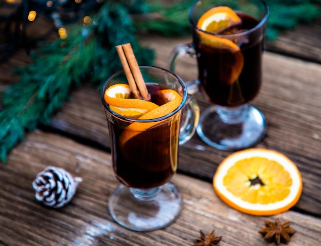 Glühwein kerstdrankje op houten tafel