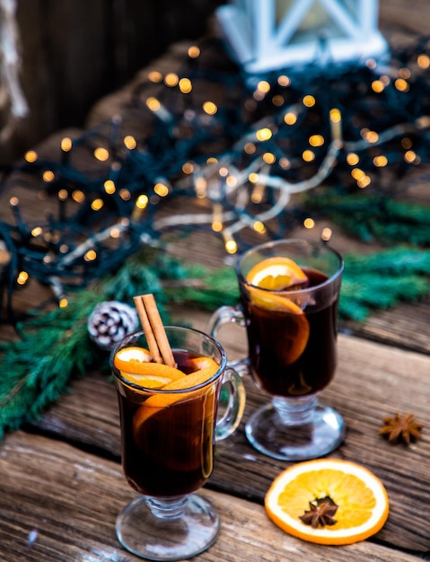 Glühwein kerstdrankje op houten tafel