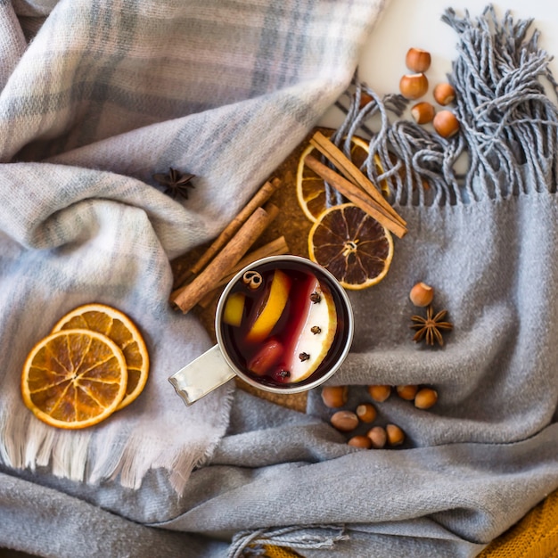 Glühwein met appel, sinaasappel, kruidnagel, kaneel en anijs in een metalen mok