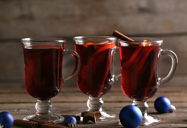 Glühwein met blauw kerstspeelgoed op houten tafel