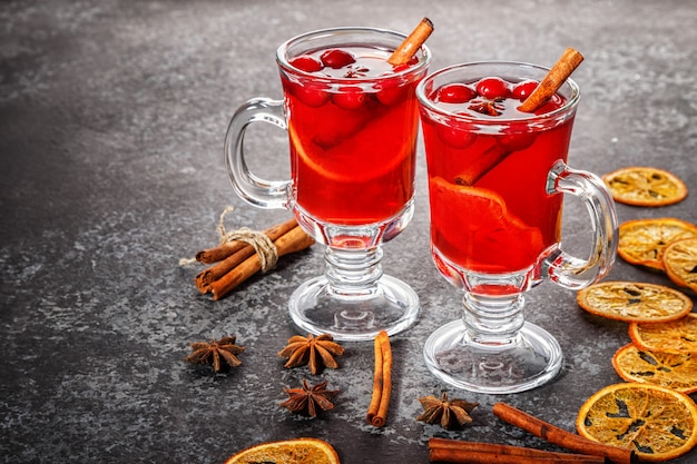 Glühwein met kaneel, anijs, veenbessen en sinaasappel.