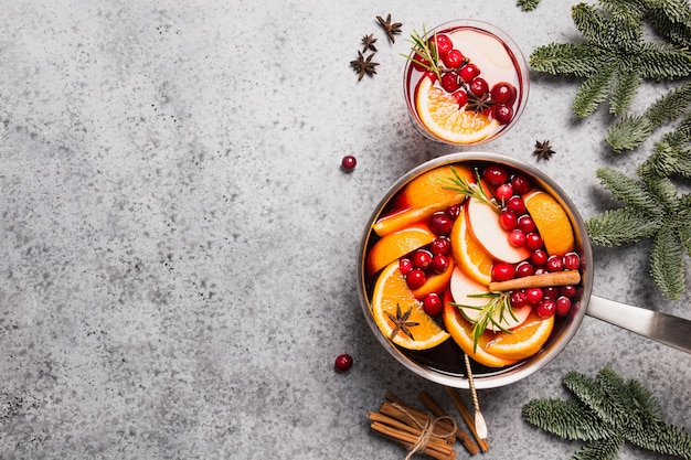 Glühwein met kaneel, cranberry op grijze tafel