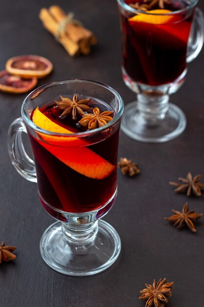 Glühwein met kaneel en sinaasappel. Warme drank. Winter. Recept.