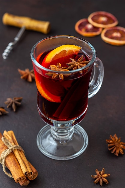 Glühwein met kaneel en sinaasappel. warme drank. winter. recept.