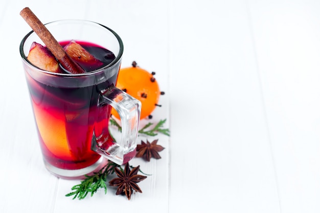 Glühwein met kaneelstokjes