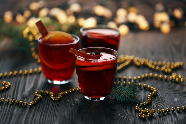 Glühwein met kralen op houten tafel