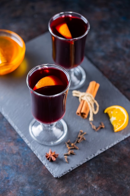 Glühwein met kruiden en sinaasappel