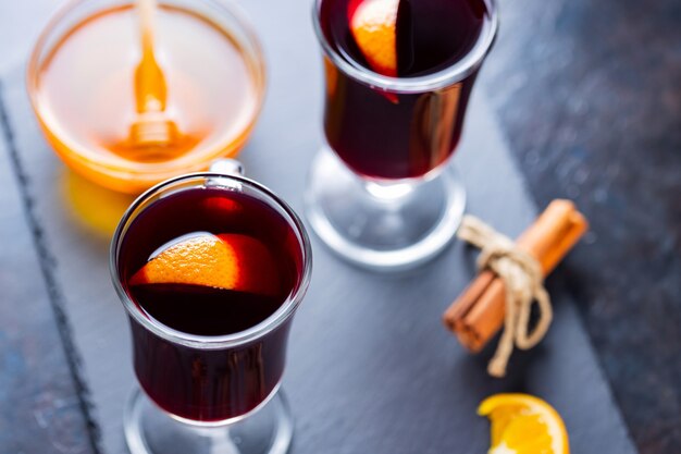 Glühwein met kruiden en sinaasappel