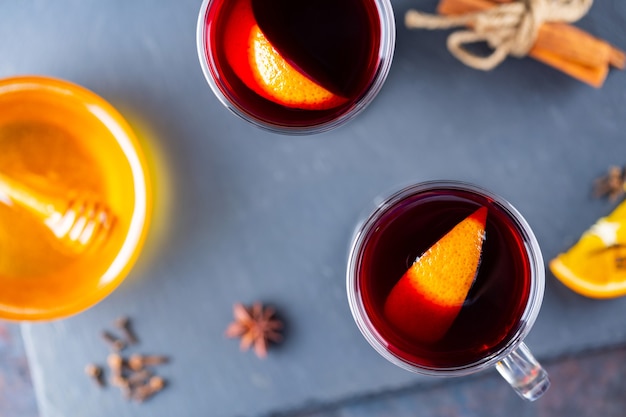 Glühwein met kruiden en sinaasappel