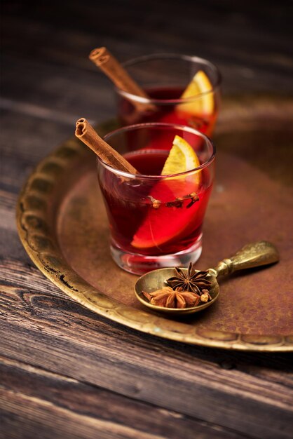 Glühwein met kruiden in glazen op een houten tafel. WITTE KERSTDANKJES in de winter