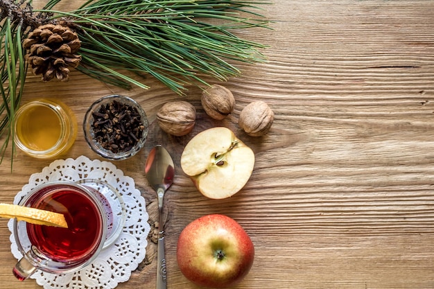 Glühwein met kruiden op houten achtergrond