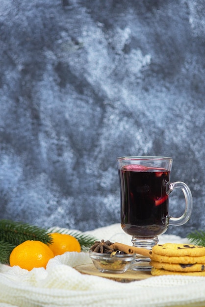 Glühwein met mandarijnen en koekjes close-up in een gezellig kerstinterieur