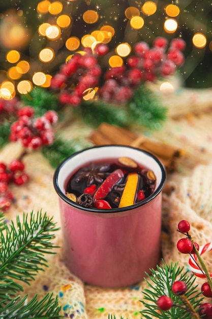 Glühwein op kerst achtergrond Selectieve focus