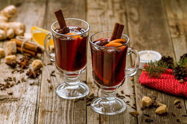 Glühwein op oude houten achtergrond