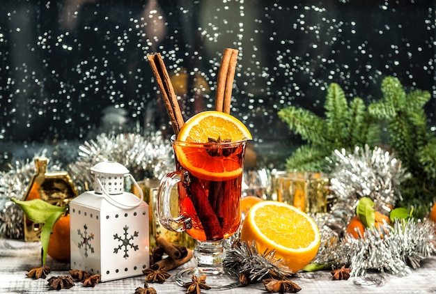 Glühwein. raamdecoratie kerstboom en ornamenten