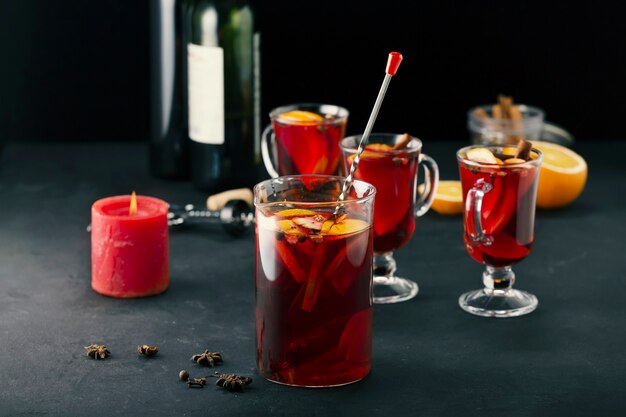 Glühwein winterdrank in transparante glazen en een kruik op tafel, close-up