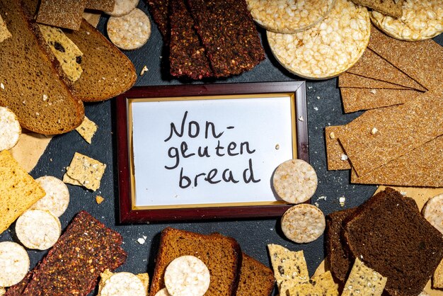 グルテンフリーのアレルギー性ダイエットセリアック病の概念さまざまな非グルテンの異なるパン全粒粉パンのコレクションパンフラットレイコピースペースの健康的な代替品