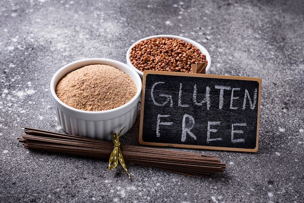 Foto farina di grano saraceno senza glutine e soba noodle