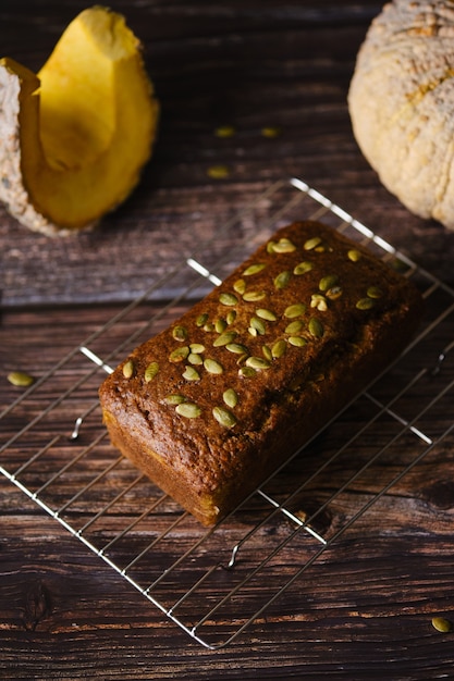 Photo gluten free pumpkin bread loaf with fresh pumpkin