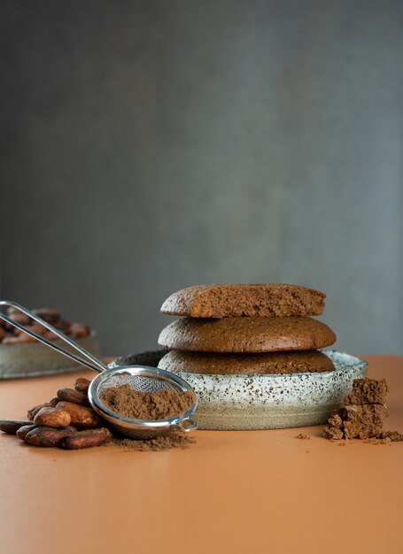 Foto biscotti con gocce di cioccolato fatti in casa vegani senza glutine dal cacao in una ciotola di ceramicaprodotto biologicocacao