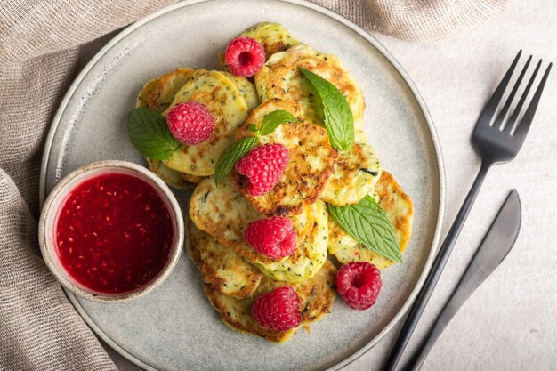 Foto frittelle di zucchine senza glutine con lamponi e marmellata di lamponi. concetto di cibo sano, cibo estivo.