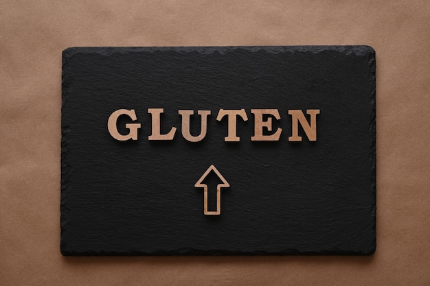 사진 종이 배경에 블록 글자로 된 glutentext 디자인을 위한 여유 공간