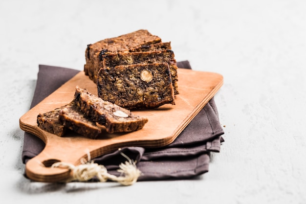 Glutenvrij brood met hazelnoot en lijnzaad op een houten bord