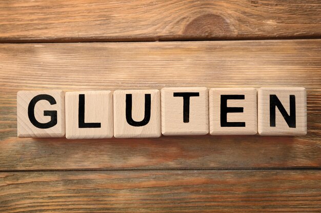 Glutenvrij dieetconcept Kubussen op houten achtergrond