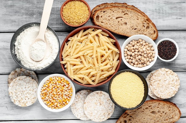 Glutenvrij eten op een houten tafel