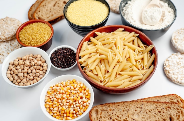 Glutenvrij eten op een witte tafel