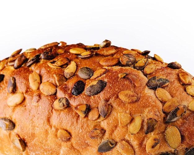 Glutenvrij meerzadenbrood met lijnzaad geïsoleerd