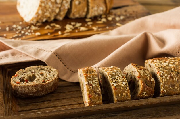 Glutenvrij vegan brood en geen dierlijke producten. Vegetarisch brood met havermout, bananensmaak, op een rustieke houten tafel, gesneden en klaar om te serveren.