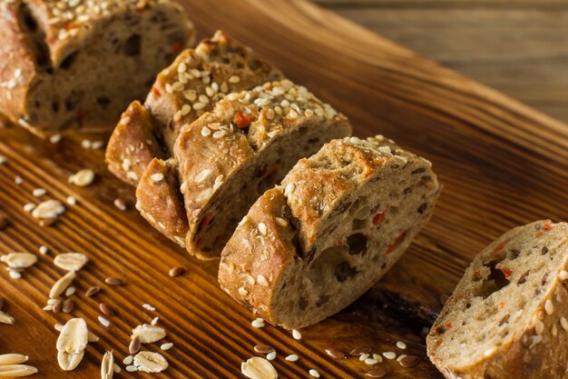 Glutenvrij vegan brood en geen dierlijke producten. Vegetarisch brood met havermout op een houten tafel