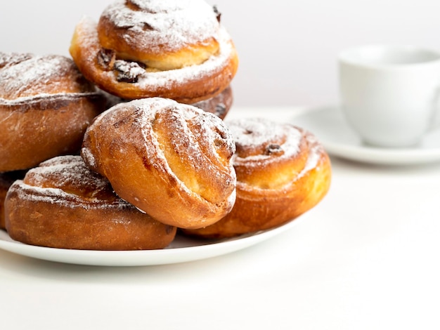 Glutenvrije broodjes gemaakt van rijst en maïsmeel met kaneelrozijnen en veenbessen Het concept van goede voeding glutenvrij dieet gezond thuis bakken Op een lichte achtergrondGezond ontbijt