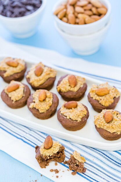 Glutenvrije chocoladegebakken snacks met pindakaas en hele amandel.