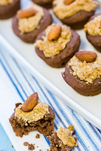 Glutenvrije chocoladegebakken snacks met pindakaas en hele amandel.