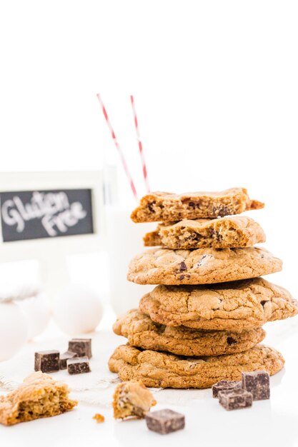 Glutenvrije chocolate chunk cookies met glas melk.