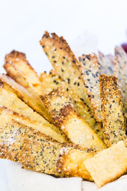 Foto glutenvrije crackers met zaden en quinoavlokken.