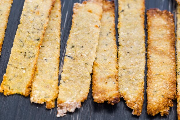 Foto glutenvrije crackers met zaden en quinoavlokken.