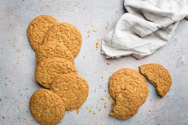 Glutenvrije gezonde havermoutkoekjes op grijze steen