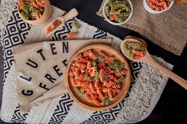 Glutenvrije pasta met doperwten en wortel fusilli met volkoren tarwe Biologische gezonde voeding voor mensen met lactose-intolerantie Glutenvrije tekst