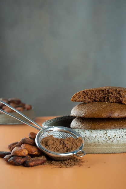 Glutenvrije vegan homemade chocolate chip cookies van cacao in een keramisch bakjebiologisch productcacao