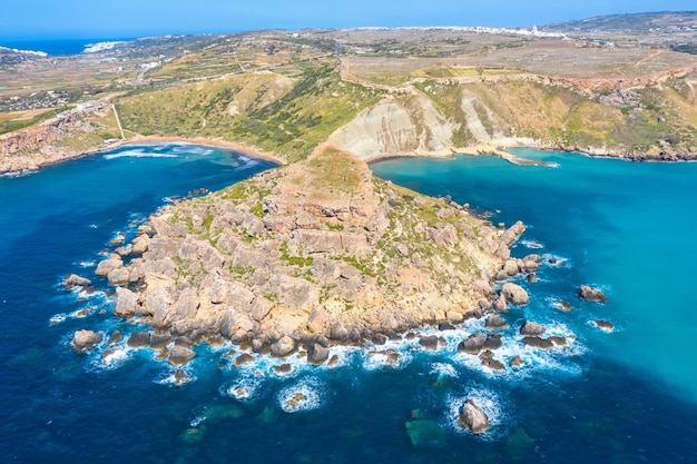 Gnejna e ghajn tuffieha bay sull'isola di malta. vista aerea dall'altezza degli sbuffi litoranei vicino al mare turchese del mediterraneo.