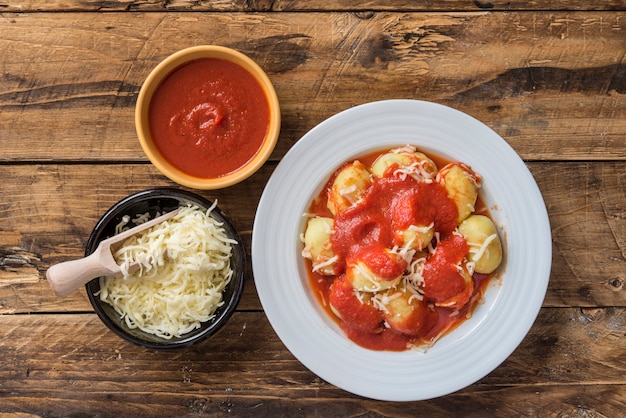 Gnocchi gevuld met pesto met zelfgemaakte tomatensaus en kaas