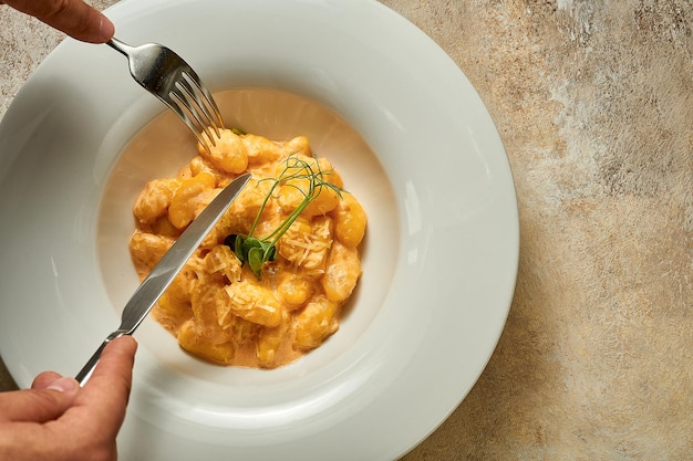 Gnocchi in tomatensaus en Parmezaanse kaas Close-up Selectieve focus Ruis in postproductie